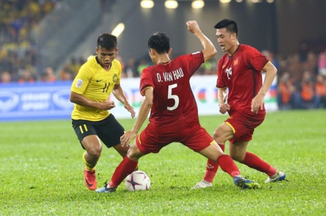 Cầu thủ Malaysia đấm Đoàn Văn Hậu thô bạo, xứng đáng nhận thẻ đỏ