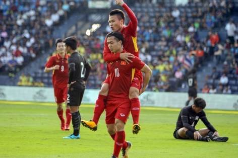 Quang Hải cùng Công Phượng tranh Quả bóng vàng 2018