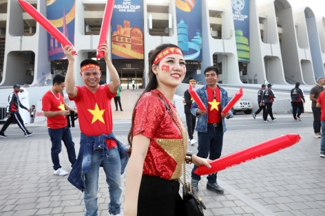 Chùm ảnh: Những bóng hồng xinh đẹp cổ vũ Việt Nam đấu Iraq