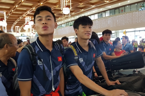 VIDEO: U23 Việt Nam đặt chân tới Thái Lan