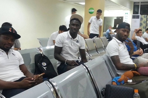 Các cầu thủ Hà Nội FC bị 'hành xác' ở sân bay Philippines