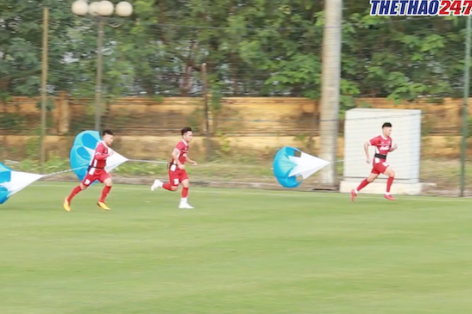 VIDEO: Cầu thủ ĐTVN tập bài 'siêu dị' của HLV Park Hang-seo trước ngày sang Hàn Quốc