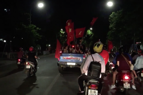 VIDEO: Người hâm mộ đổ ra đường ăn mừng chiến thắng của Việt Nam