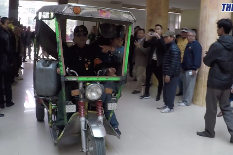 VIDEO: Cận cảnh chiếc xe ba gác lao vào trụ sở VFF đòi mua vé