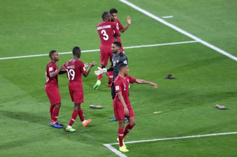 AFC điều tra vụ ném giày vào cầu thủ Qatar của CĐV UAE