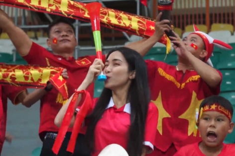 Hòa Minzy hò hét tiếp lửa cho Olympic Việt Nam