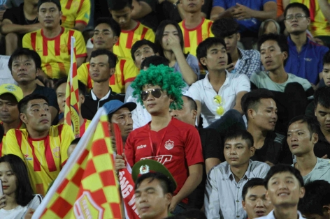 Khán giả đi xem Nam Định đấu HAGL áp đảo sân cỏ cả nước