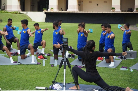 Chuẩn bị cho AFF Cup, Malaysia tập...yoga