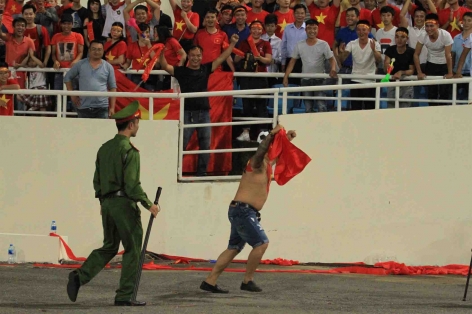 CĐV quá khích lao xuống sân ăn mừng chiến thắng của Việt Nam