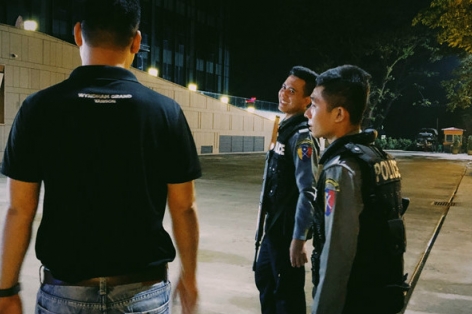 Cảnh sát Myanmar trang bị súng máy để bảo vệ ĐT Việt Nam