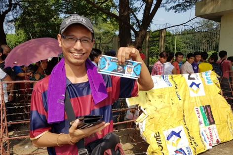 Không phải lo nạn 'dân phe', người Myanmar bình thản mua vé