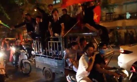 VIDEO: CĐV đi 'bão' bằng xe ba gác, đốt pháo sáng rực một góc trời Hà Nội