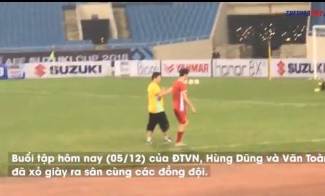 VIDEO: Cố gắng ra sân tập, Văn Toàn bị đau khiến HLV Park lo lắng
