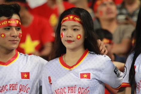 CĐV nữ Việt Nam khoe sắc trong trận gặp Philippines