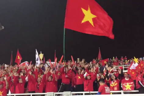 VIDEO: Hình ảnh tuyệt đẹp về lá cờ Việt Nam tung bay trên bầu trời Mỹ Đình
