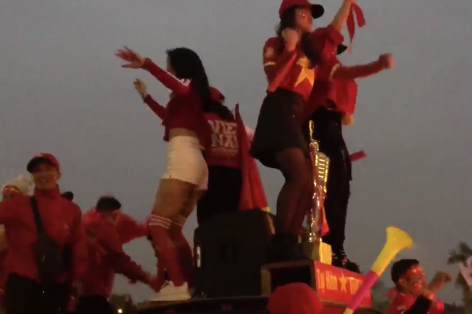 VIDEO: Hotgirl nhảy sôi động trước trận Việt Nam - Malaysia
