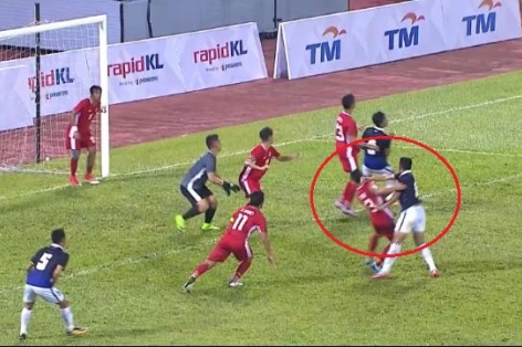 Cầu thủ Campuchia thẳng tay đấm đối thủ ở trận thua Philippines