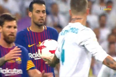Hành động gây bất bình của Ramos sau khi phạm lỗi với Messi