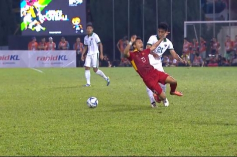 VIDEO: Pha đốn giò thoát thẻ của cầu thủ Indo với Tuấn Tài