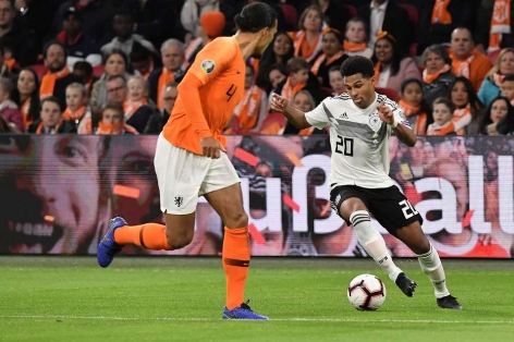 Fan phát cuồng vì pha rê bóng của Gnabry vượt qua Van Dijk 