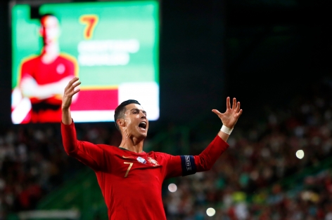 Ronaldo lại gây tranh cãi trong ngày ghi bàn thắng kỉ lục 