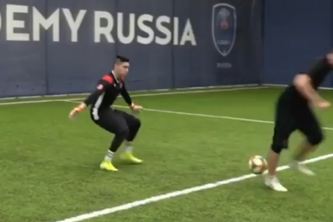 VIDEO: Lốp bóng siêu đẳng bằng gót chân biến thủ môn thành gã hề 