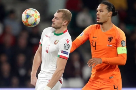 Van Dijk mắc sai lầm, Hà Lan 'toát mồ hôi' giành 3 điểm