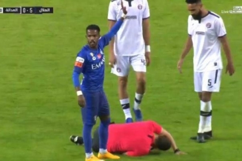 VIDEO: Trọng tài bị 'đánh nguội', nằm gục đau đớn trên sân