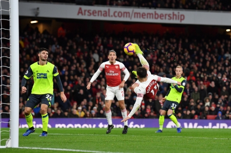 Torreira tỏa sáng, Arsenal vất vả vượt qua Huddersfield