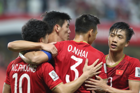 Các cầu thủ Việt Nam ôm nhau ăn mừng khi giành vé vào vòng 1/8
