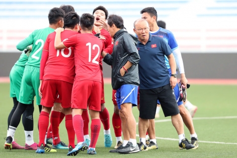 HLV Park và U22 Việt Nam họp đấu pháp trước trận gặp Singapore