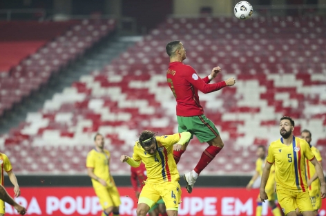'Đứng hình' với pha bật nhảy phi thường của Ronaldo ở tuổi 35
