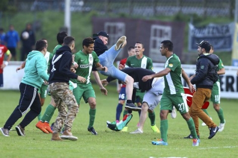 Cầu thủ U23 Malaysia và UAE đánh nhau túi bụi khi đá giao hữu