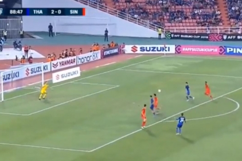VIDEO: Adisak ghi bàn thắng thứ 8 tại AFF Cup 