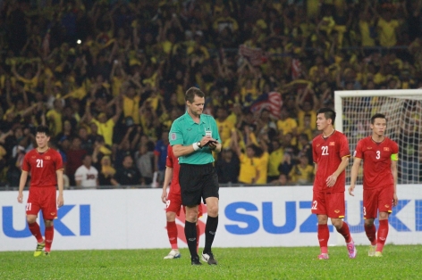 HLV Triệu Quang Hà: Trọng tài không dám rút nhiều thẻ vì Malaysia đá ở sân nhà
