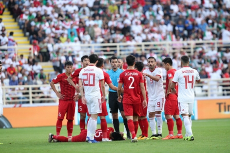 Va chạm với cầu thủ Iran, Đức Huy mất trí nhớ tạm thời