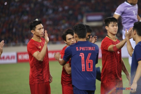 Tuấn Anh dành cái ôm đặc biệt đến một cầu thủ Thái Lan