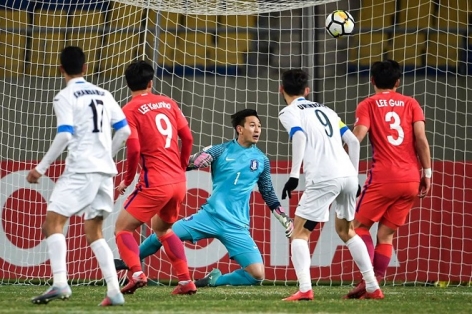 Bại trận trước Hàn Quốc, Uzbekistan thót tim giành vé đi tiếp