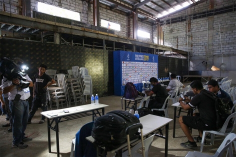 Khung cảnh như 'nhà kho' ở phòng họp báo sau trận đấu tại SEA Games 30
