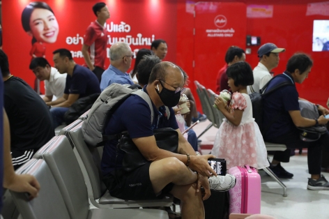 HLV Park Hang Seo trầm tư ở sân bay khi di chuyển sang Bangkok