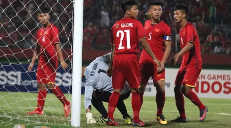 Thua U16 Indonesia, HLV Vũ Hồng Việt tố đối thủ xấu chơi