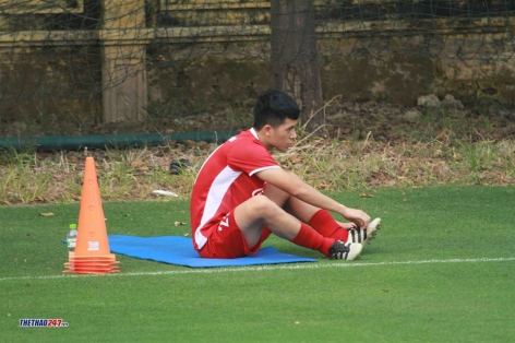 Hai cầu thủ Việt Nam chấn thương khiến thầy Park lo lắng
