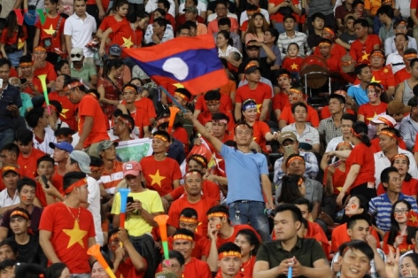 CĐV Lào hân hoan, chúc Việt Nam vô địch AFF Cup 2018