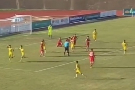VIDEO: Hậu vệ Hà Nội đi bóng giữa vòng cấm, cứa lòng ghi bàn
