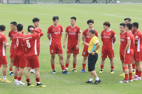 HLV Park Hang-seo chỉ tận tay giúp Minh Vương tập luyện