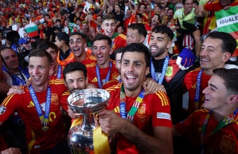 Ấn tượng khoảnh khắc Tây Ban Nha nâng cúp vô địch Euro 2024