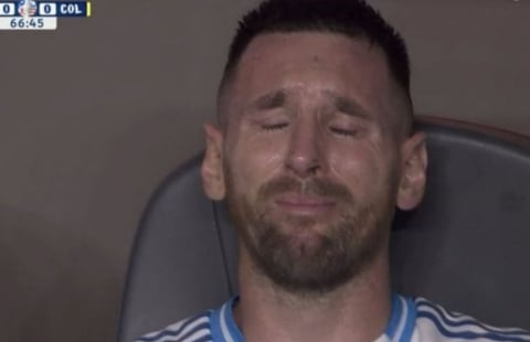 Messi bật khóc nức nở, rời sân vì chấn thương ở trận cuối tại Copa America