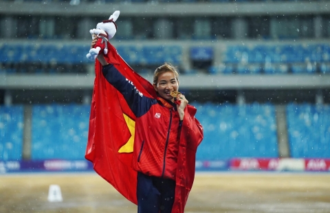 Các tuyển thủ điền kinh Việt Nam tập luyện trong nước trước thềm SEA Games 33