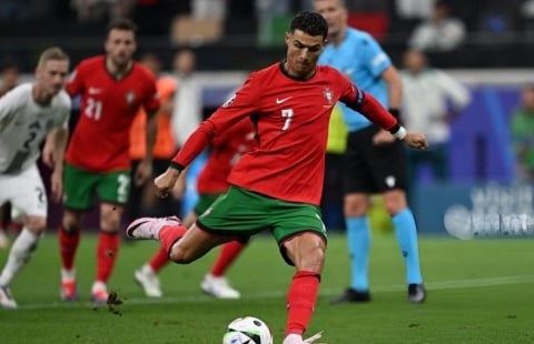Ronaldo thiết lập cột mốc chỉ hai người có thể 'đụng hàng'
