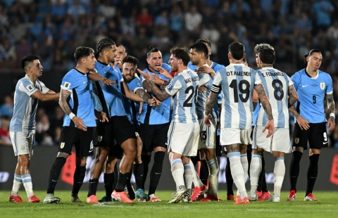 Xô xát nảy lửa trận Argentina vs Uruguay